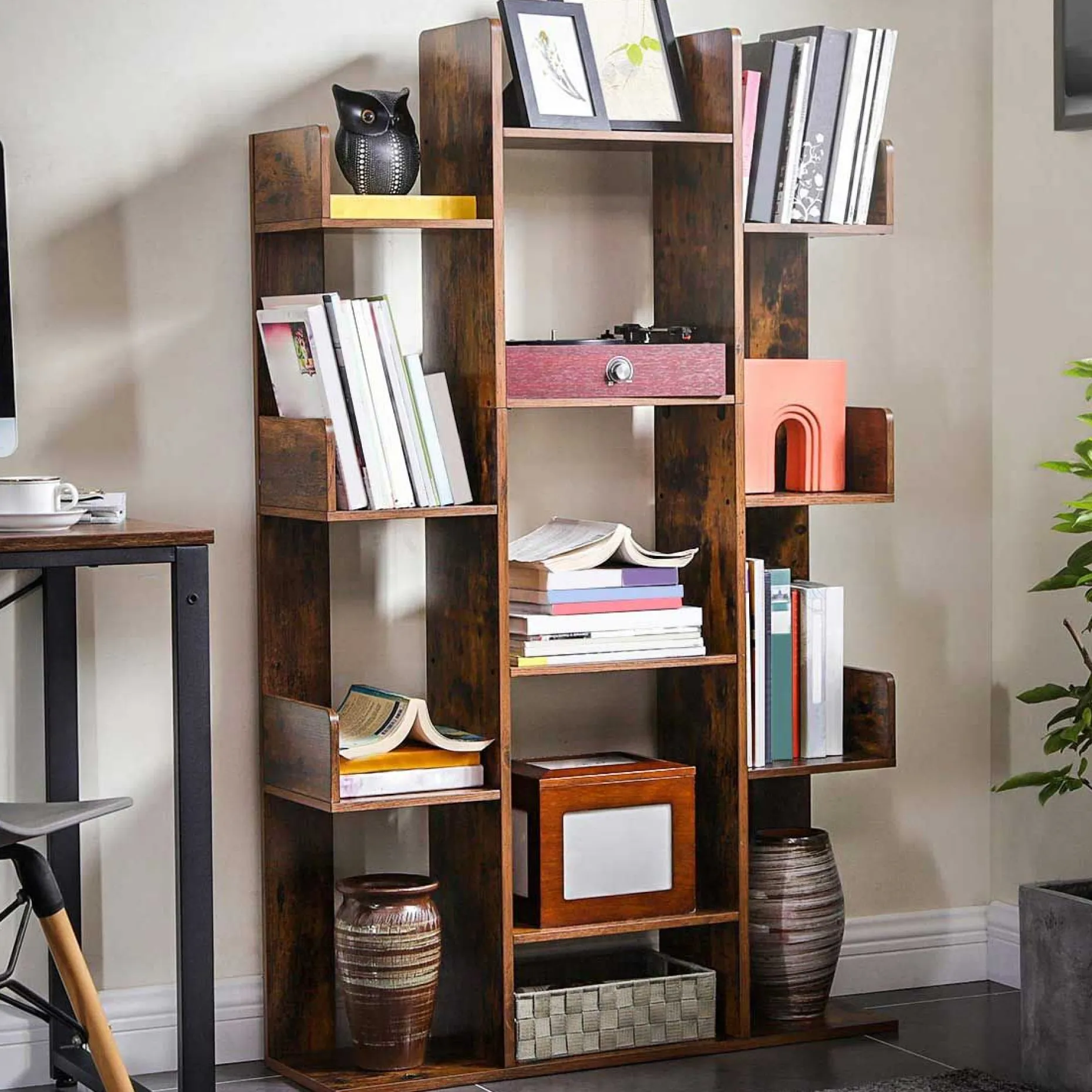 Baumförmiges Bücherregal: 13 Fachböden, 86x25x140cm, Rustikales Braun