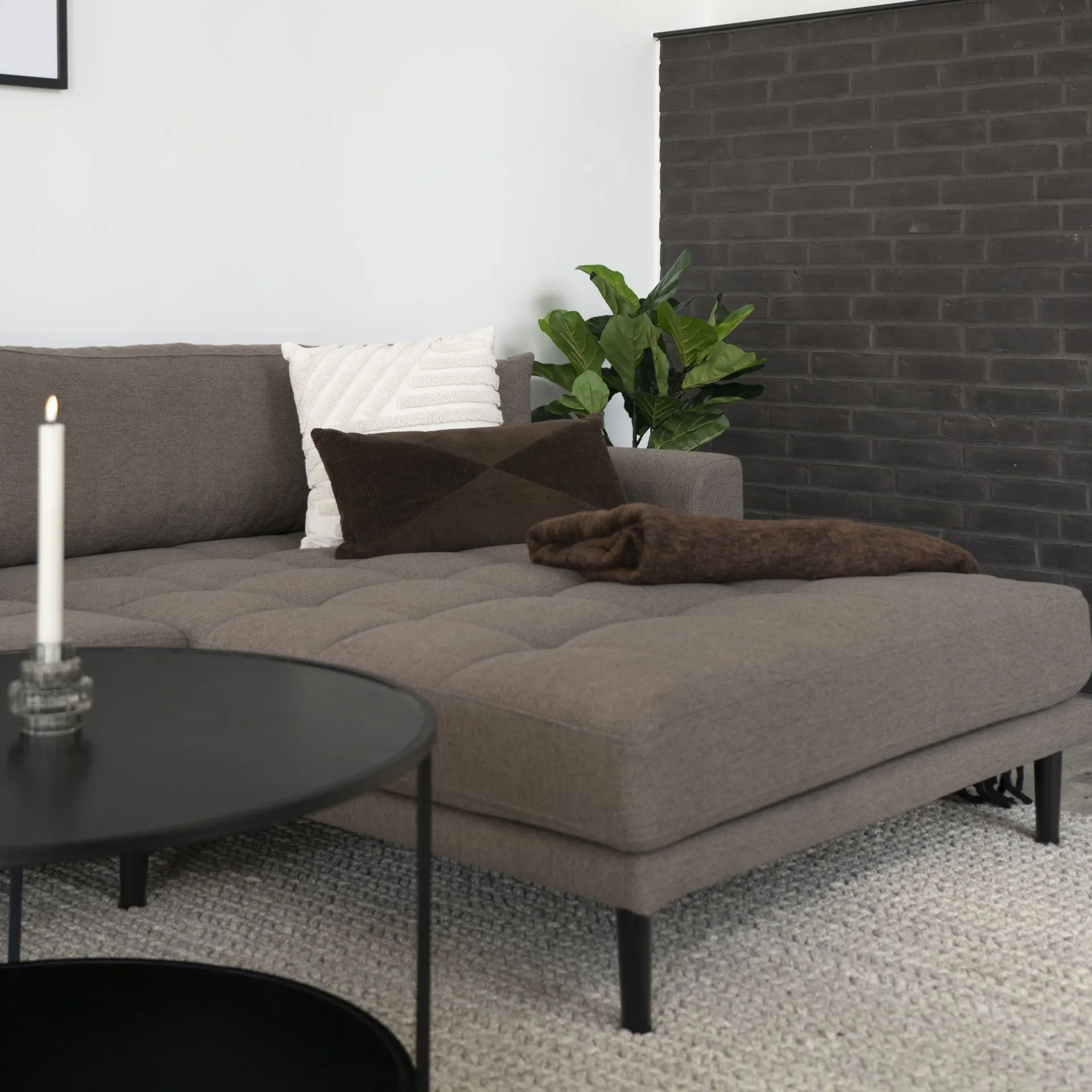 House Nordic es Lido Lounge Sofa rechts mit vier Kissen