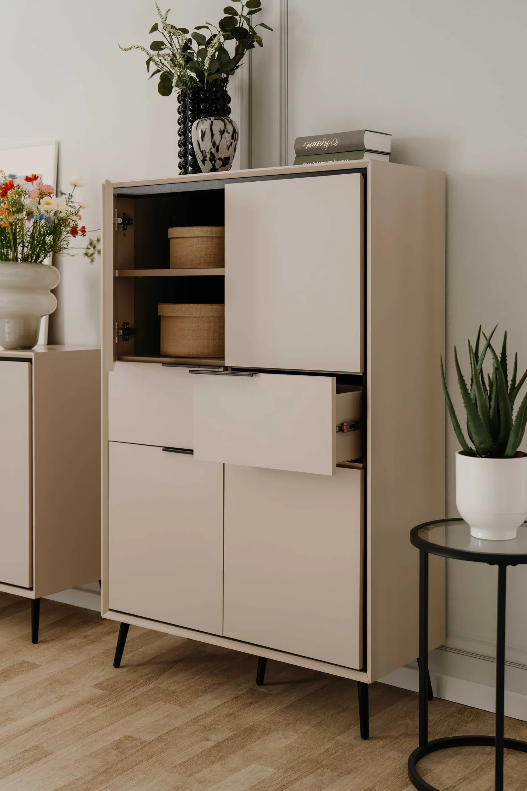 Buffetschrank Auryn - 90x38x140cm - 4 Türen und 2 Schubladen - sand/schwarz