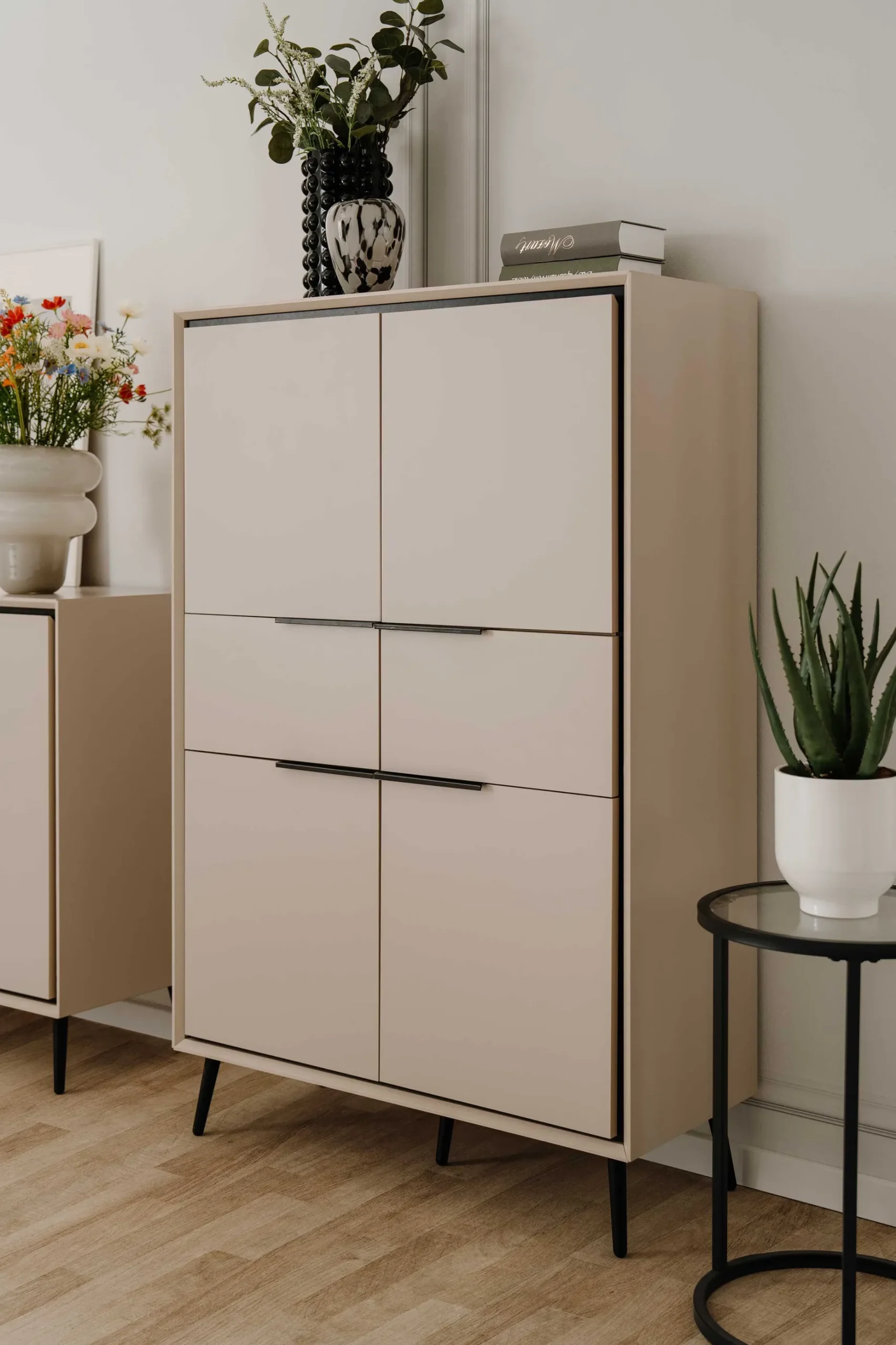 Buffetschrank Auryn - 90x38x140cm - 4 Türen und 2 Schubladen - sand/schwarz
