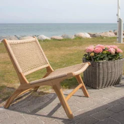 House Nordic Derby Stuhl: Natürliches Poly-Rattan mit Teakholzbeinen