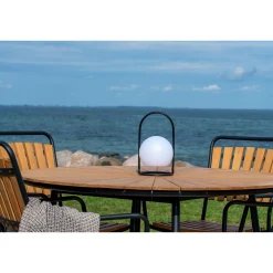 House Nordic Esstisch aus natürlichem Teakholz mit schwarzen Metallbeinen