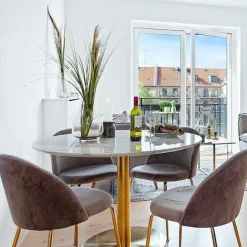 House Nordic Esstisch aus em Marmor mit Messingfüßen
