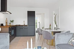 House Nordic Esstisch aus em Marmor mit Messingfüßen