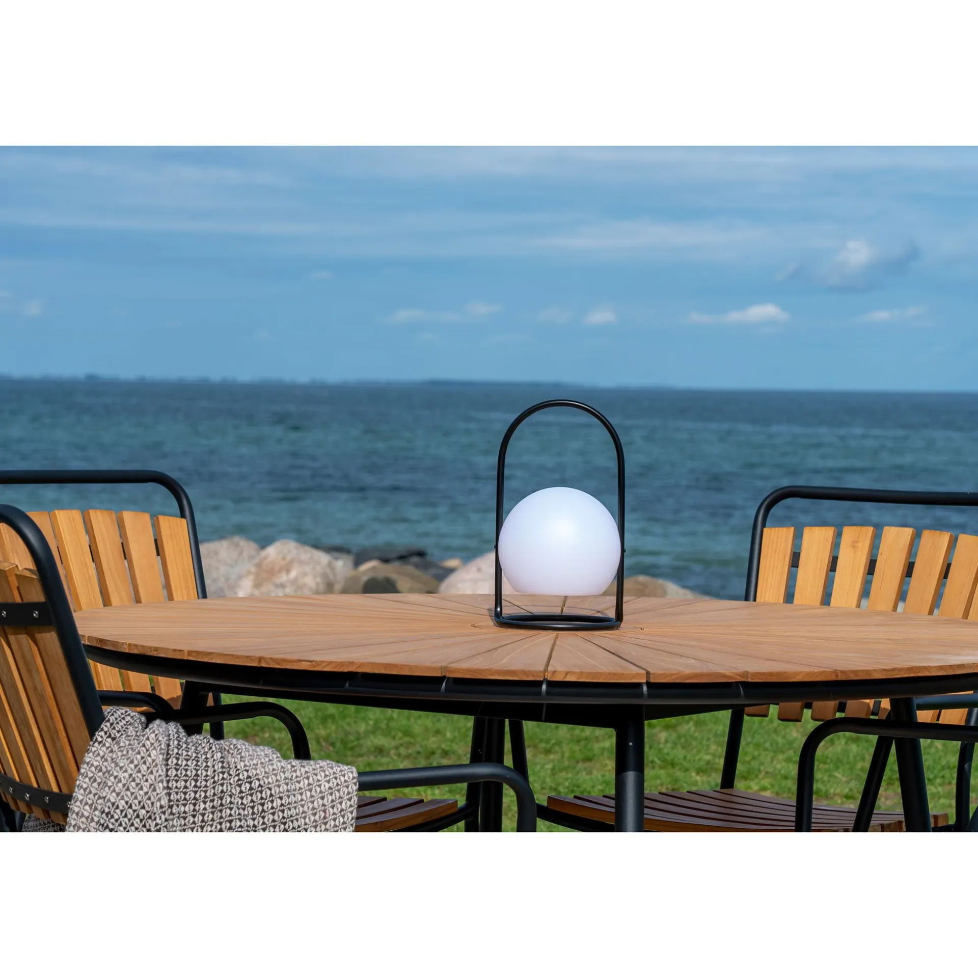 House Nordic Esszimmerstuhl aus Teakholz mit schwarzem Gestell