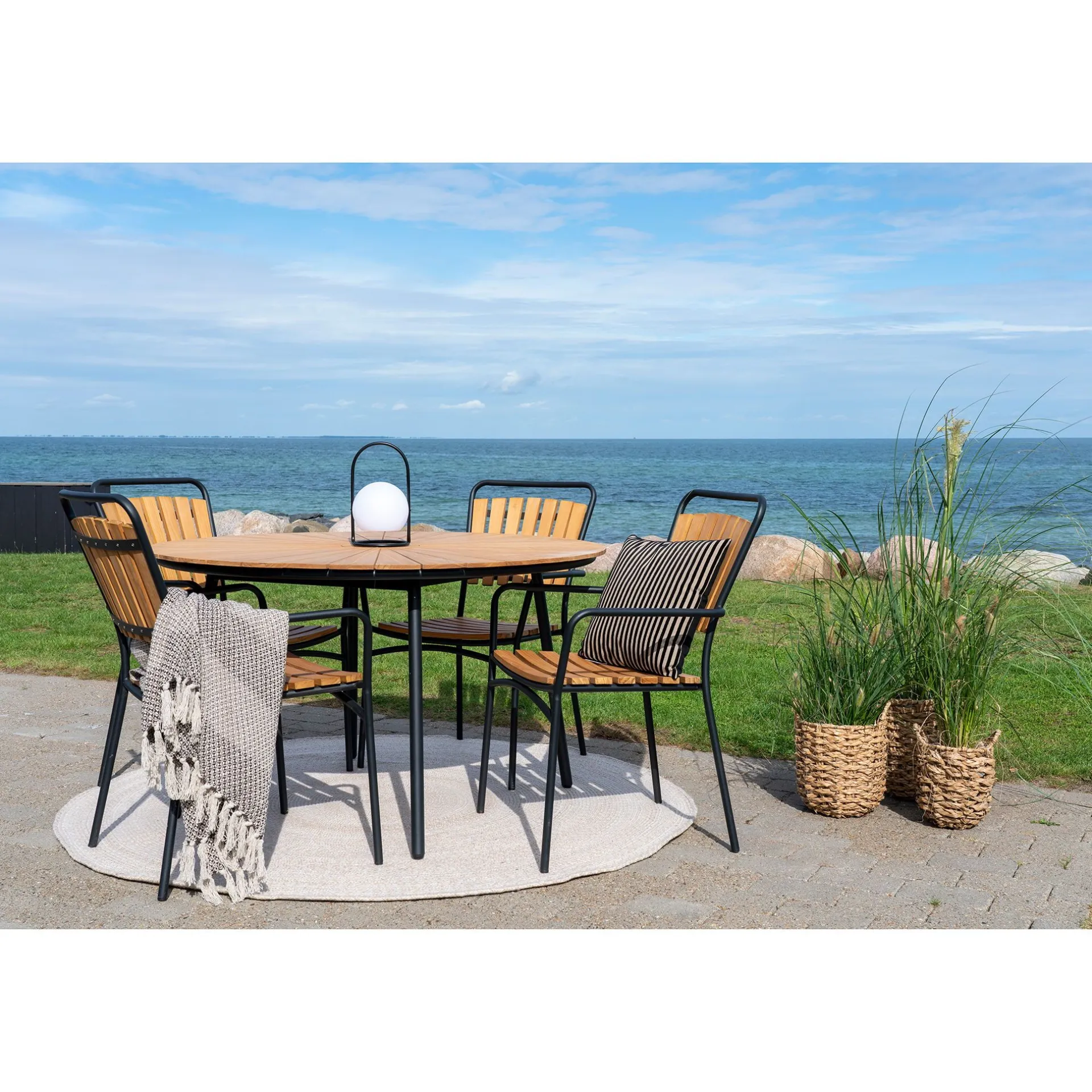 House Nordic Esszimmerstuhl aus Teakholz mit schwarzem Gestell