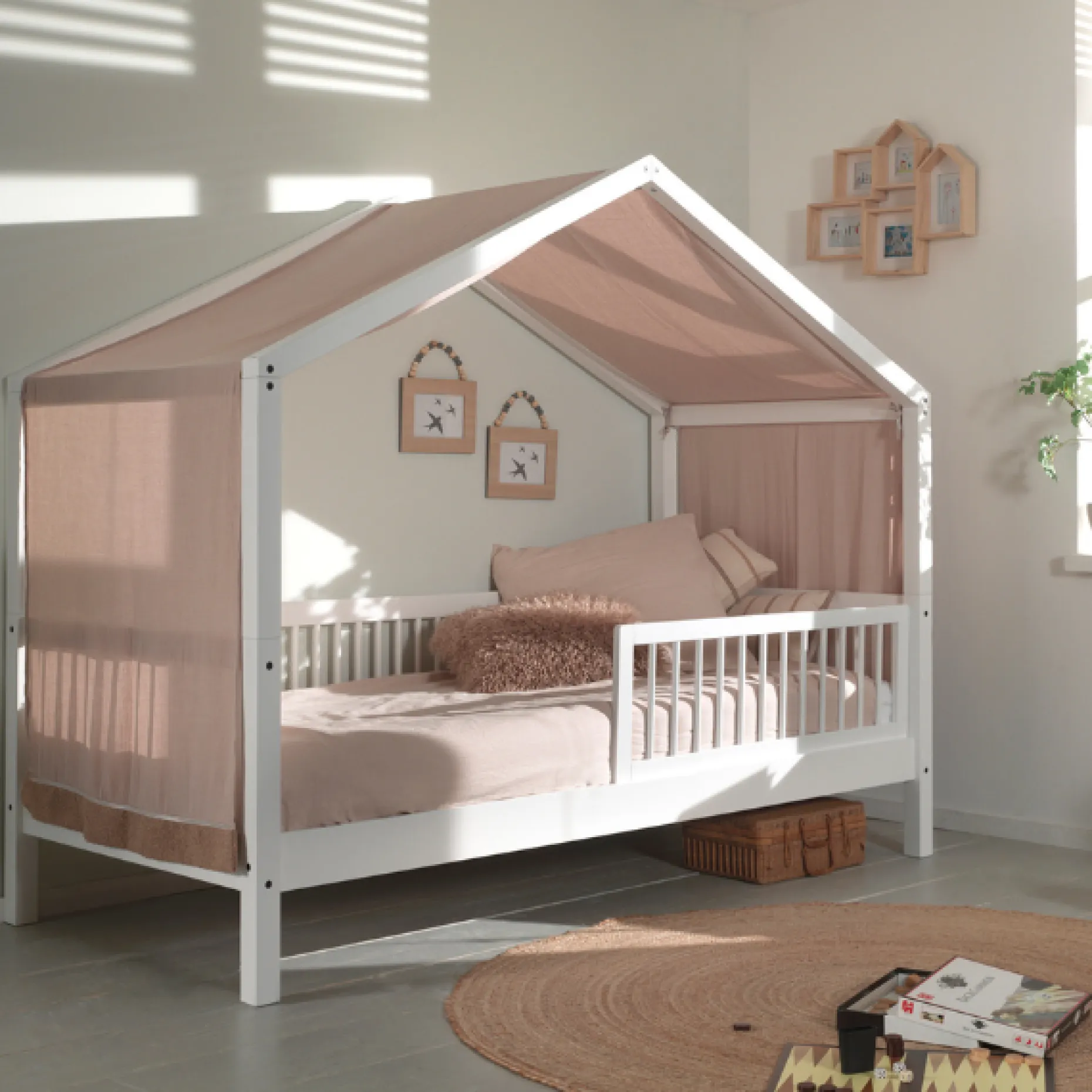 Forrest Hausbett 90x200 mit herunterklappbarem Schutzgitter und Bettzelt - weiß/rosa