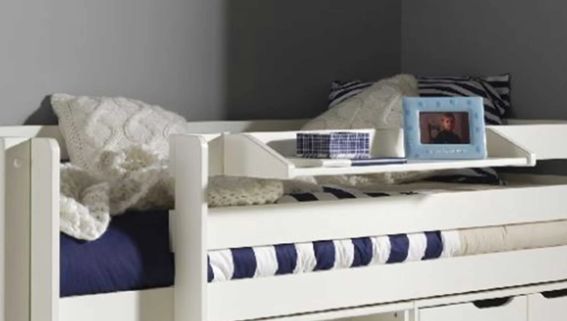 Halbhochbett Charlotte mit Regal, Schreibtisch und Kommode - weiß