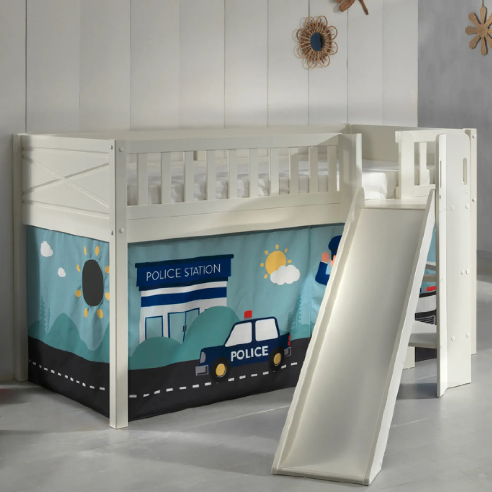 Halbhochbett Scottie 90x200 cm mit Rutsche und Polizeispielvorhang-weiß