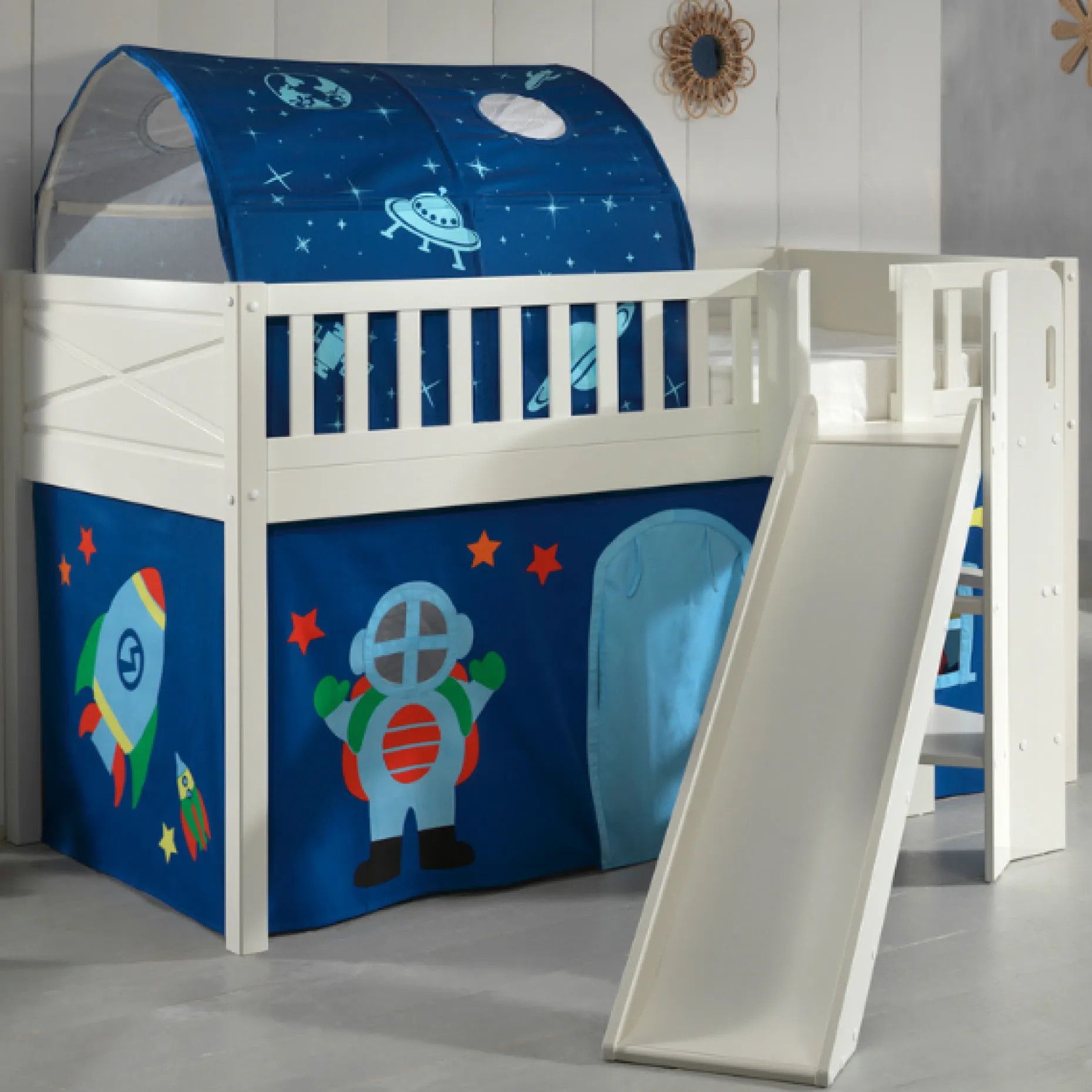 Halbhochbett Scottie 90x200 cm mit Rutsche, Astronautenspielvorhang und Betttunnel-weiß