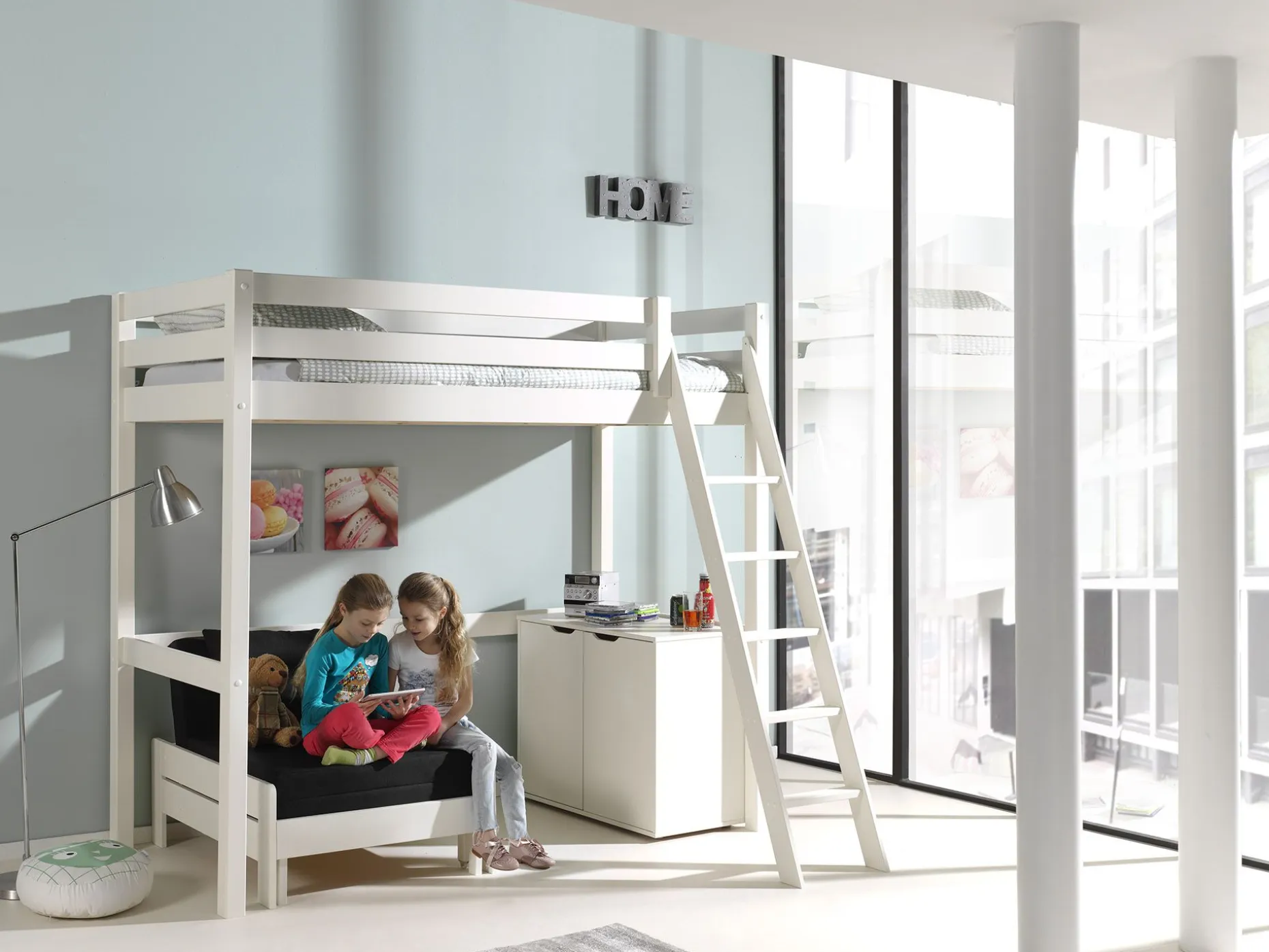 Hochbett Claire 90x200 mit Kommode Charlotte und Sitzbett Lena - weiß
