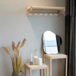 House Nordic Hutablage aus naturbelassenem Pappelholz mit Naturgeflecht-Design.