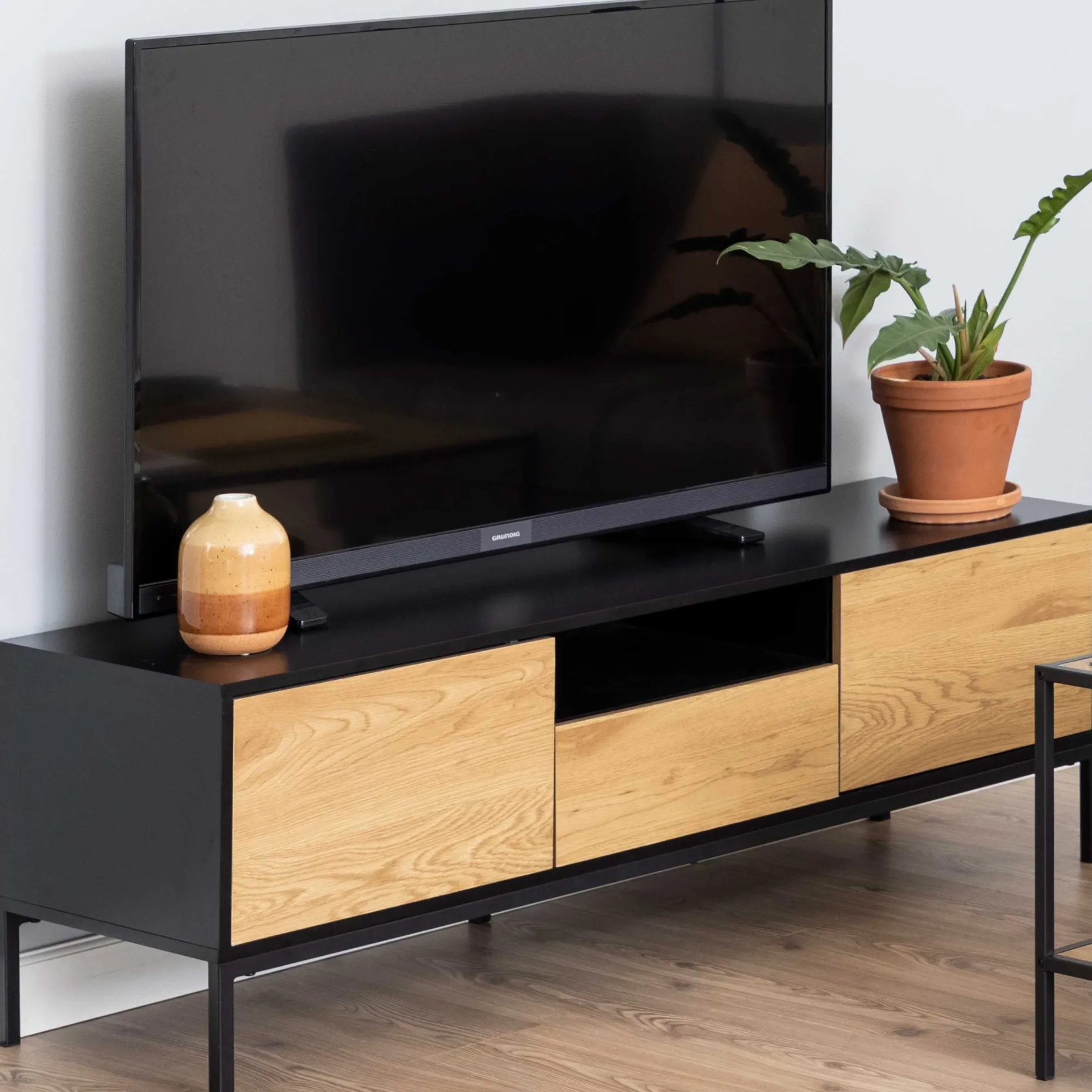 Industrieller Couchtisch Dover 140cm 2 Türen 1 Schublade - Schwarz/Wildeiche