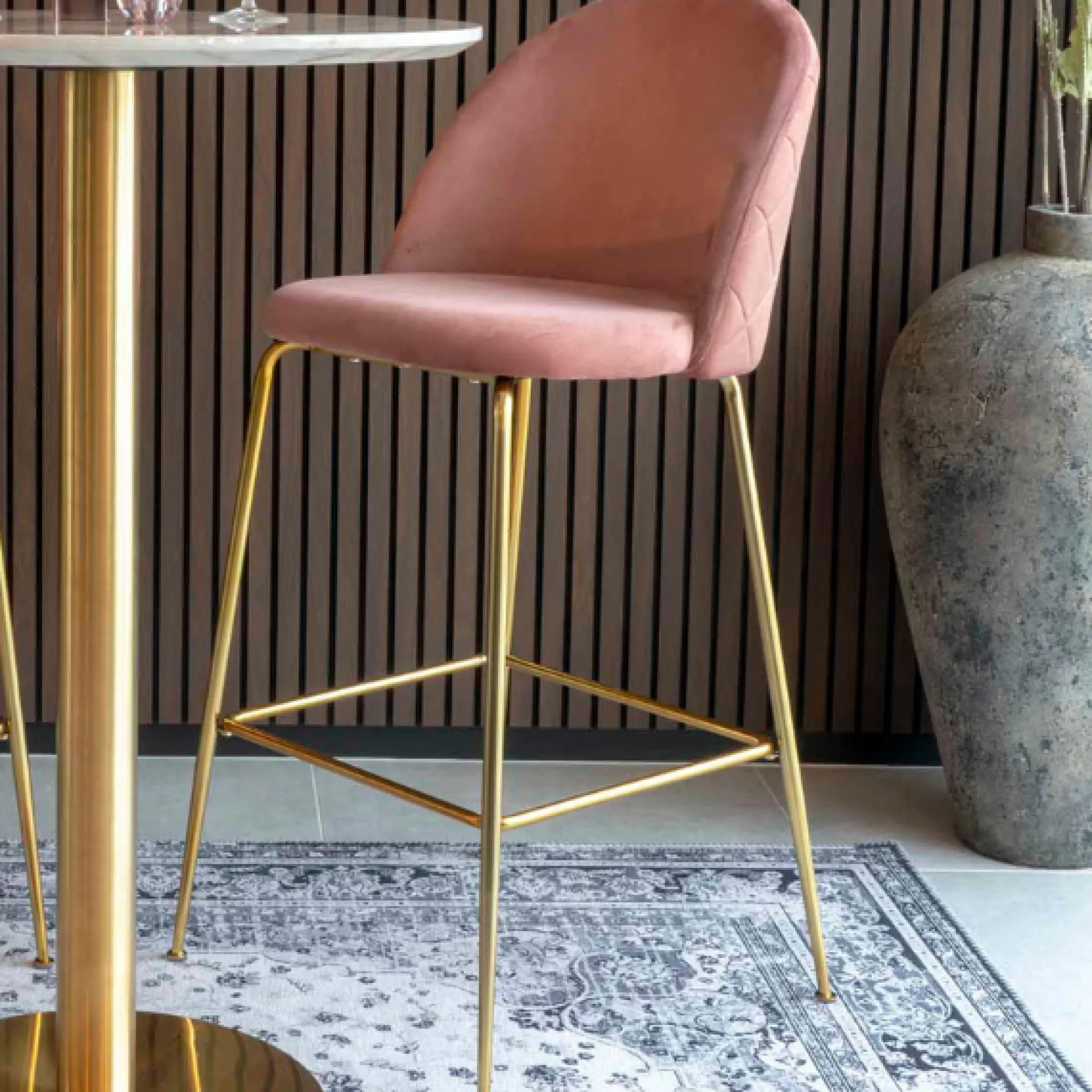 House Nordic Lausanner Barstuhl aus Samt mit Beinen in Messingoptik
