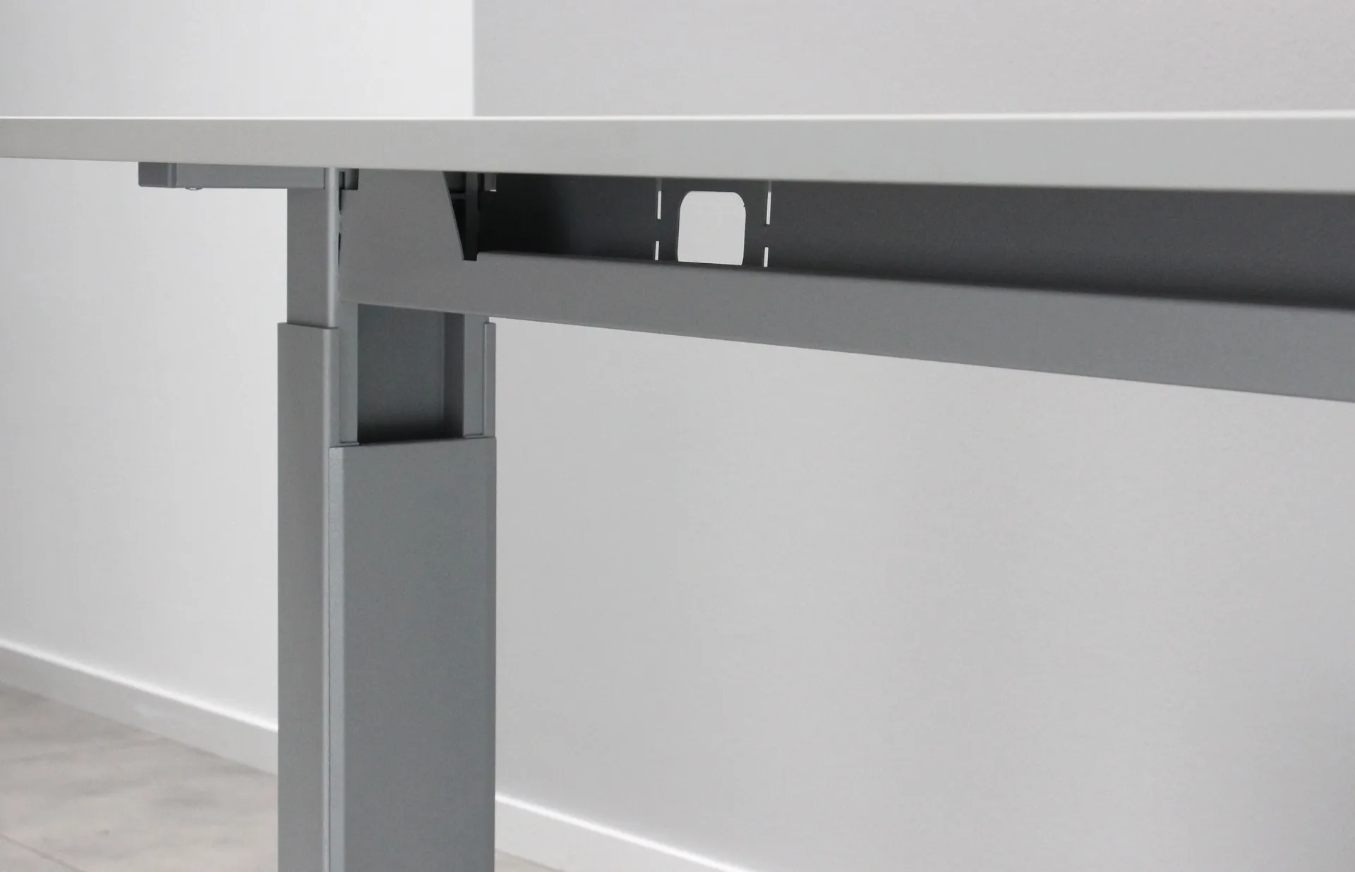 Germania Schreibtisch Osmond 160cm mechanisch verstellbar - hell/silber