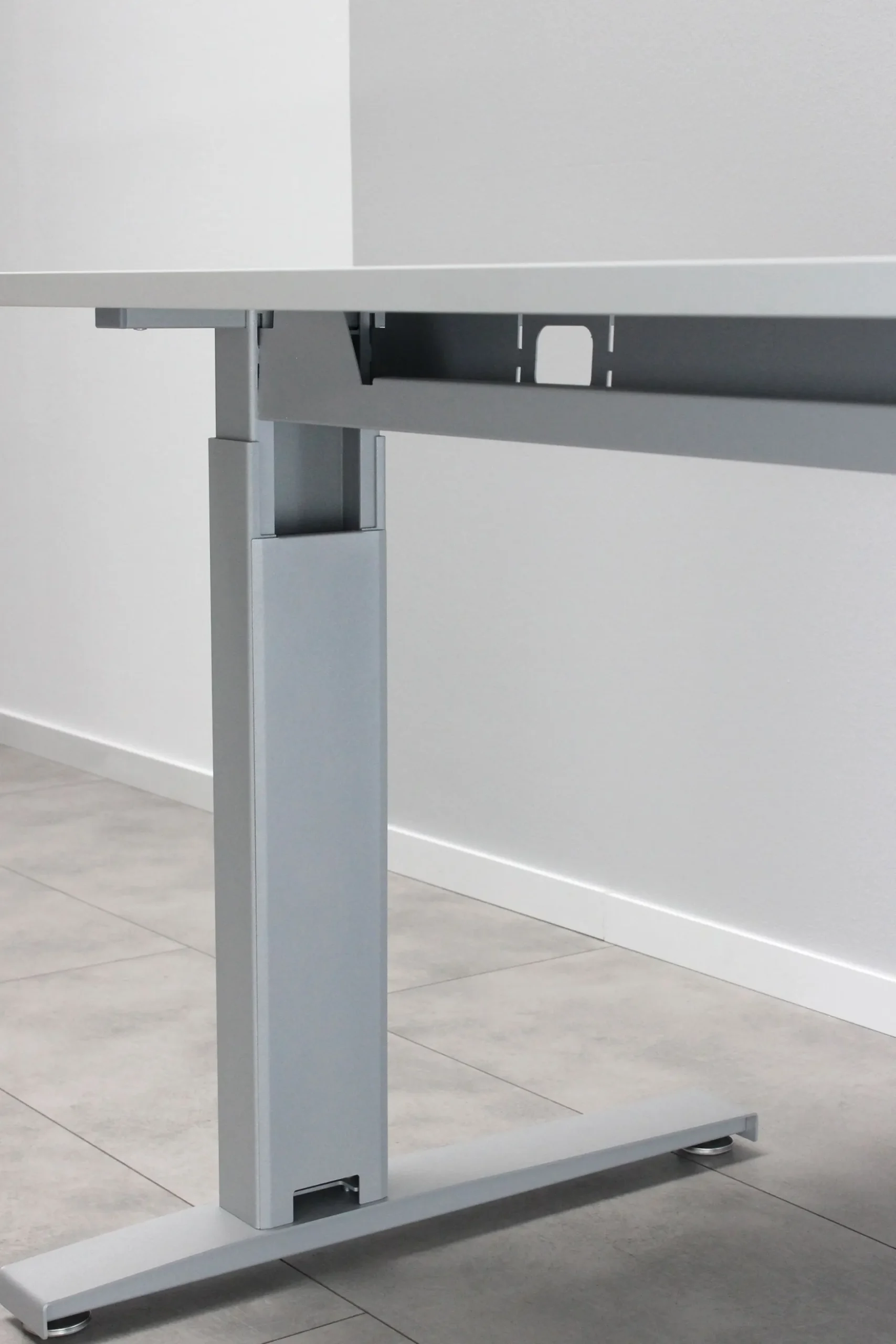 Germania Schreibtisch Osmond 160cm mechanisch verstellbar - hell/silber