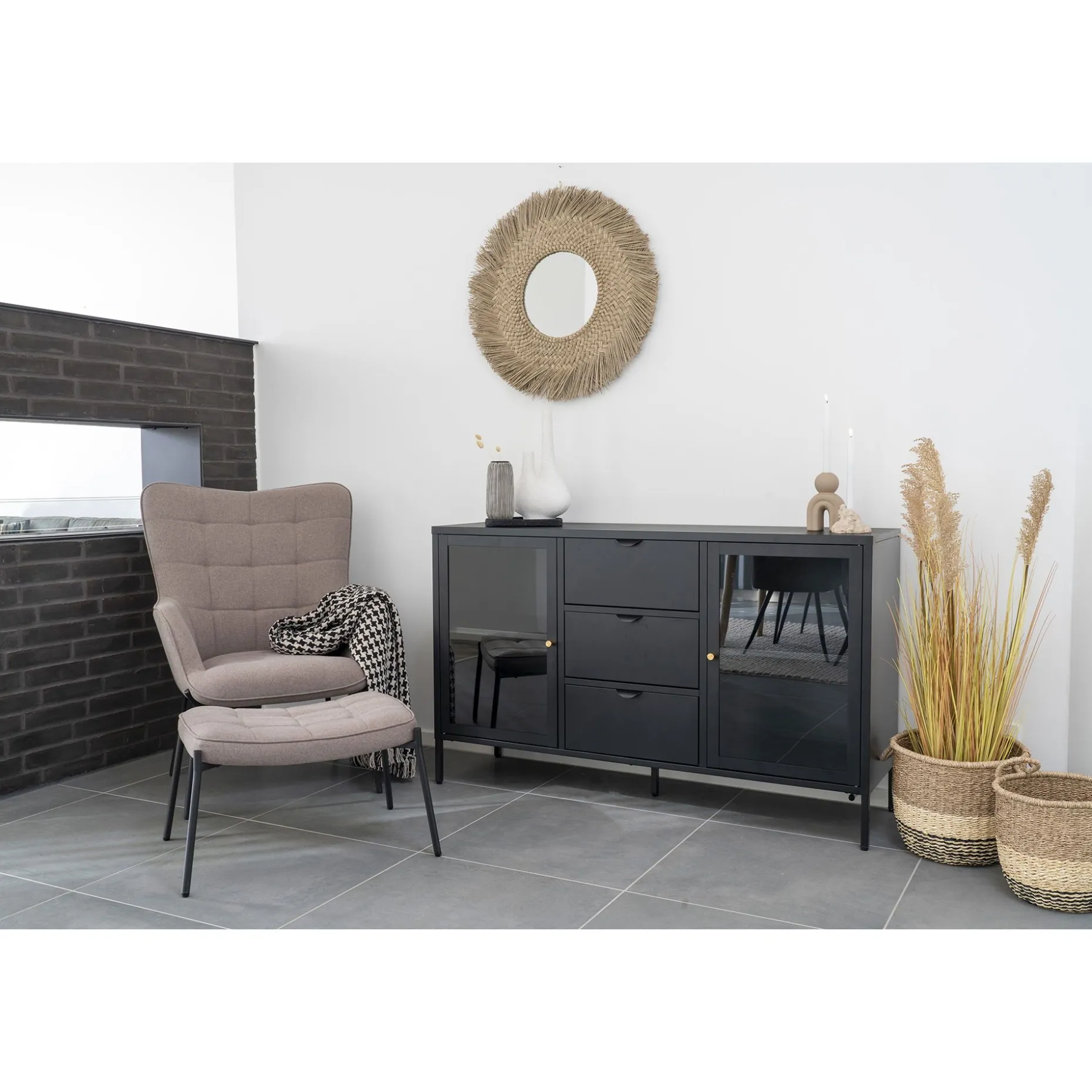 Schwarzes Dalby Sideboard mit Glastüren und Schubladen