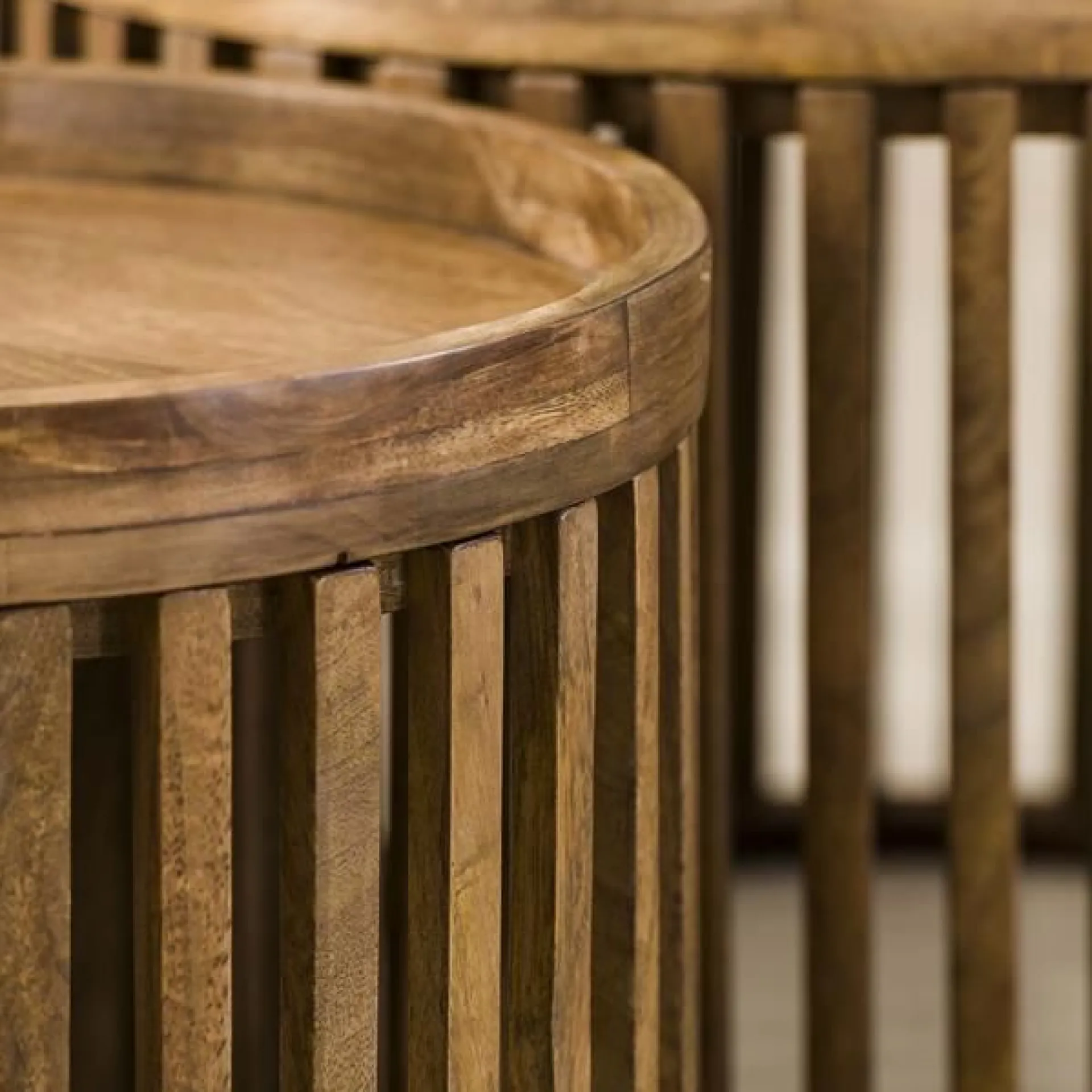 Emob Set aus 2 runden Couchtischen Goma mit Ablage - Mangoholz