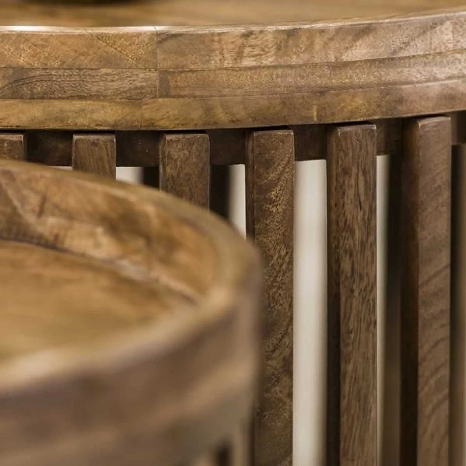 Emob Set aus 2 runden Couchtischen Goma mit Ablage - Mangoholz