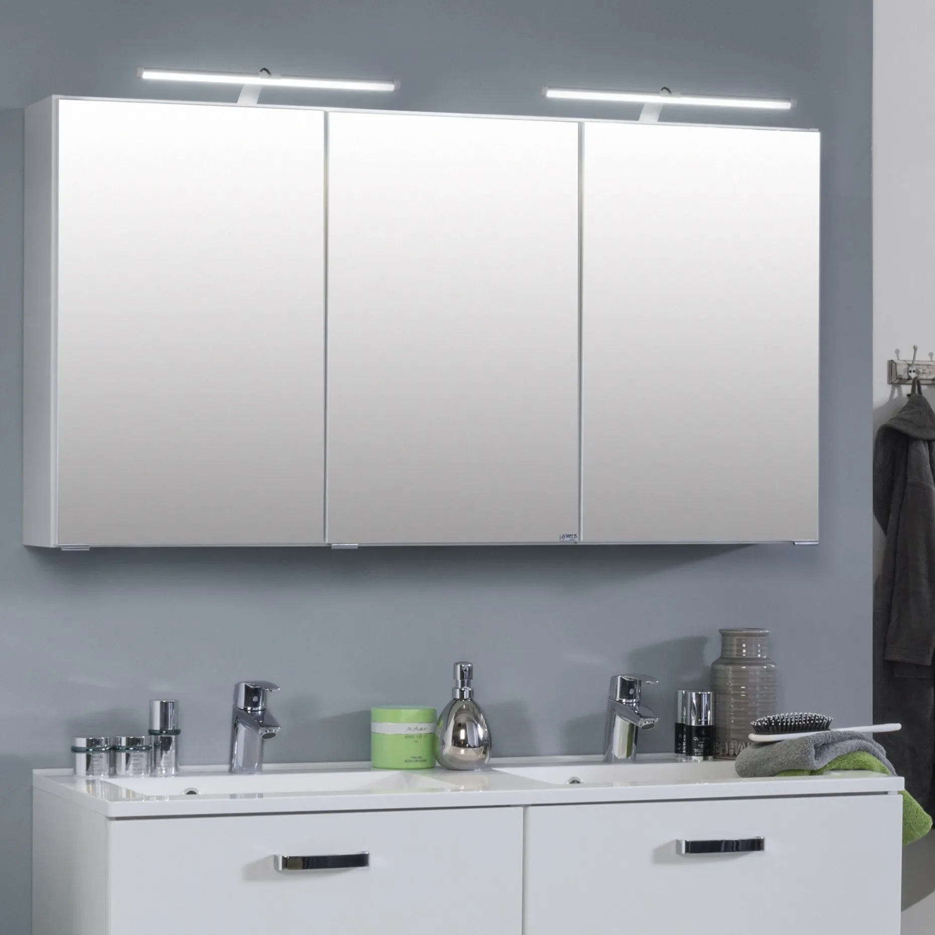 Spiegelschrank Bobbi 120cm Modell 2 3 Türen und led Beleuchtung - weiß