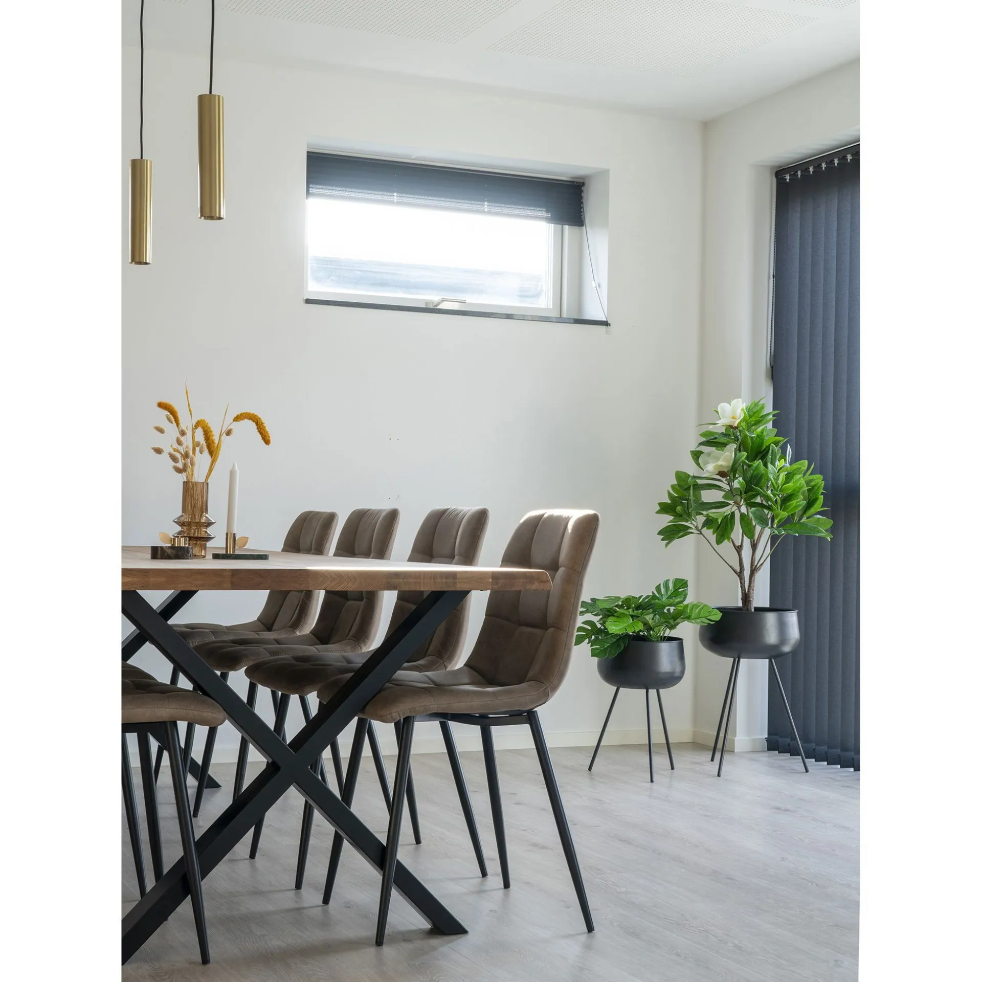 House Nordic Toulon-Esstisch aus Eiche Natur mit gewellter Kante