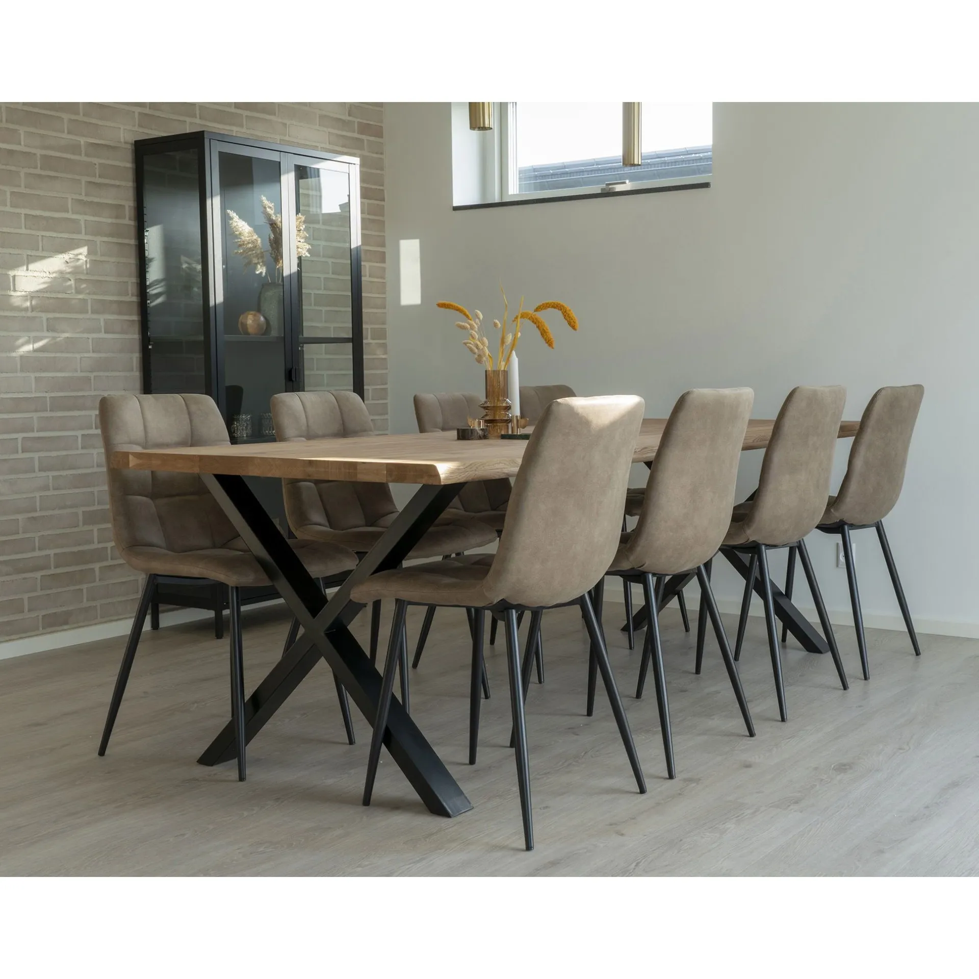 House Nordic Toulon-Esstisch aus Eiche Natur mit gewellter Kante