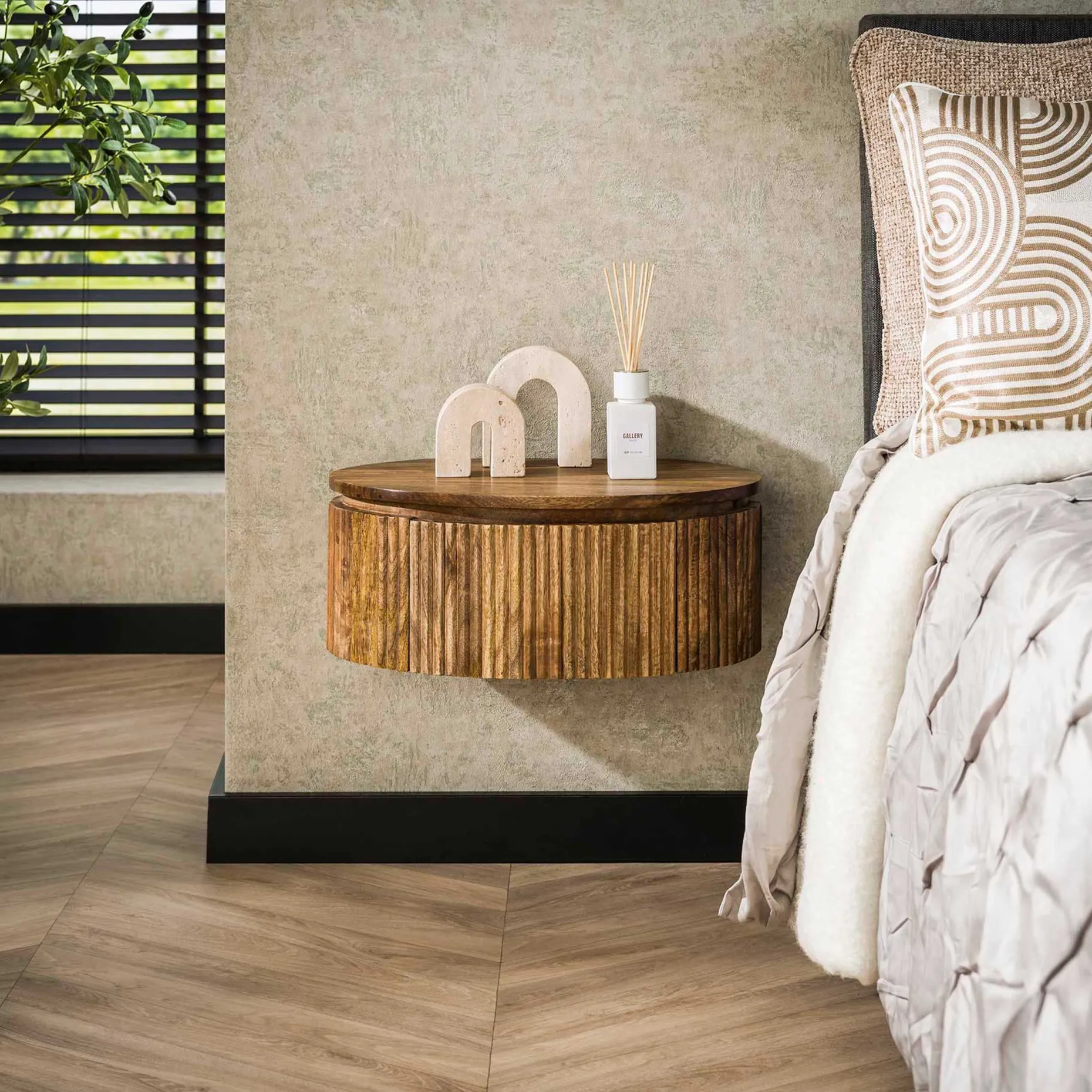 Wave Runder Nachttisch aus Mangoholz - Sand Finish