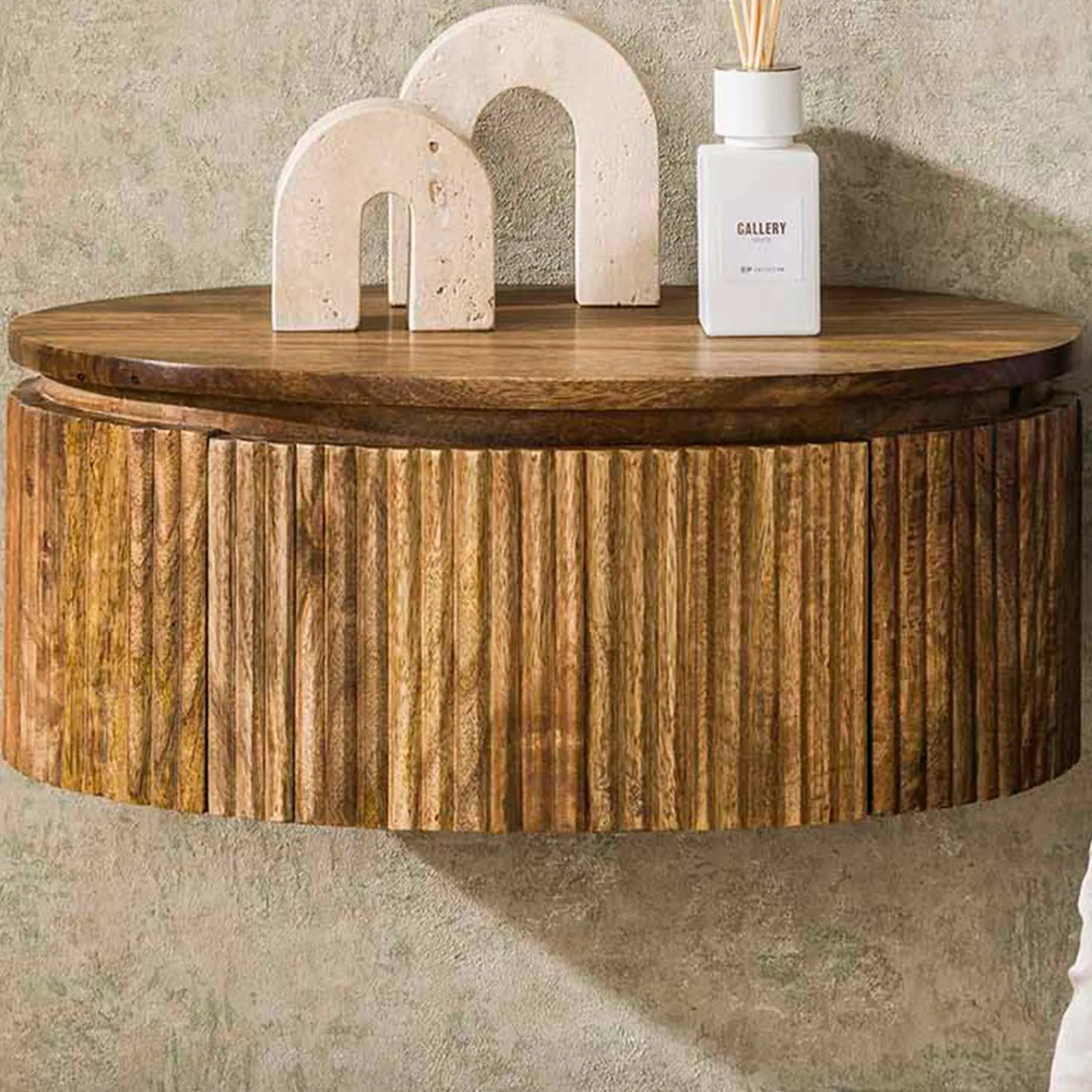 Wave Runder Nachttisch aus Mangoholz - Sand Finish