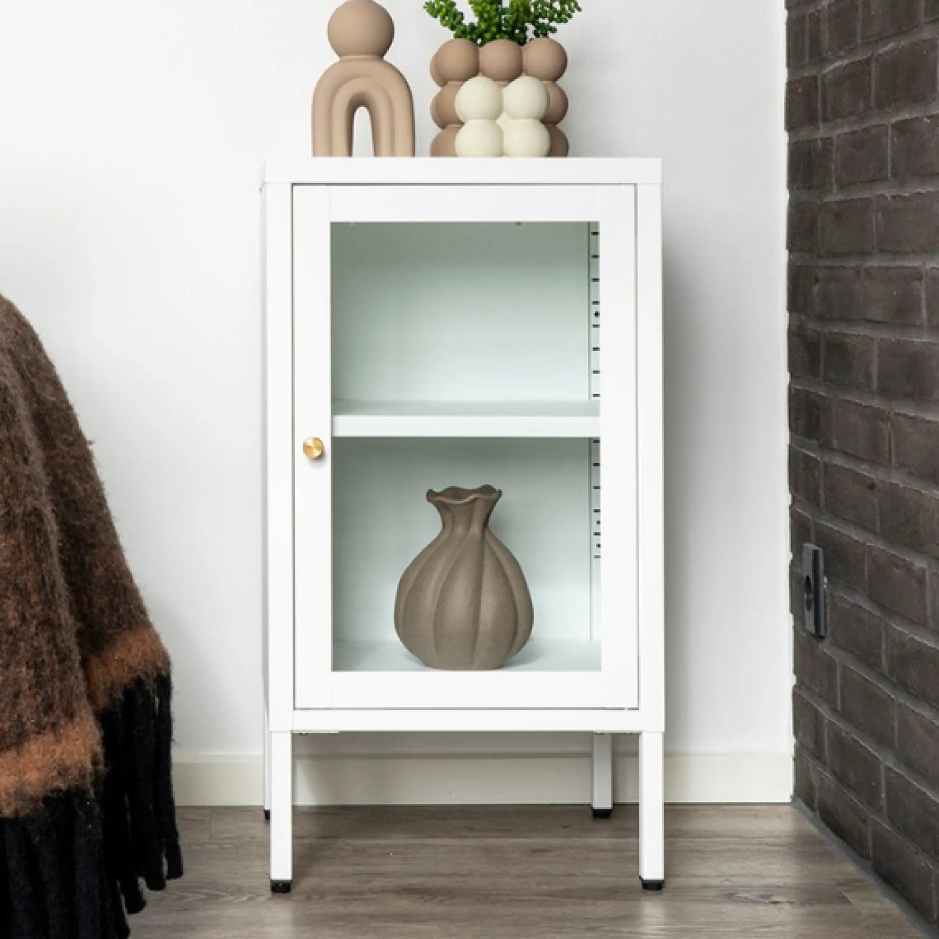 Weißer Dalby-Schrank mit Glastür